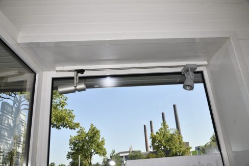 HN59_Laden_links_Aussen_Innennansicht_Schaufensterleuchtung