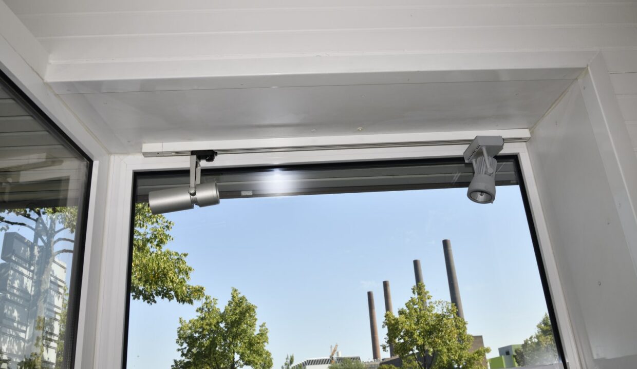 HN59_Laden_links_Aussen_Innennansicht_Schaufensterleuchtung