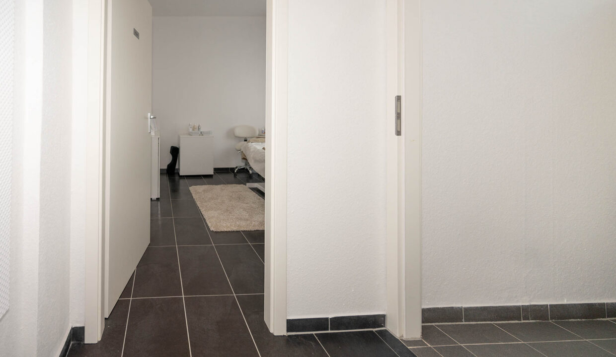 Laden_EG_Links_Durchgang